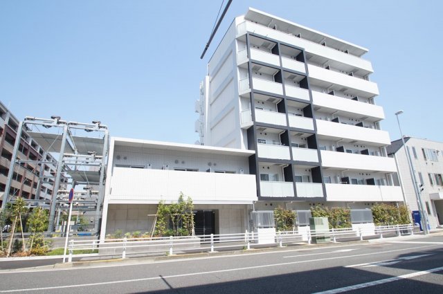 建物外観　京急本線「鶴見市場駅」徒歩4分のマンションです。