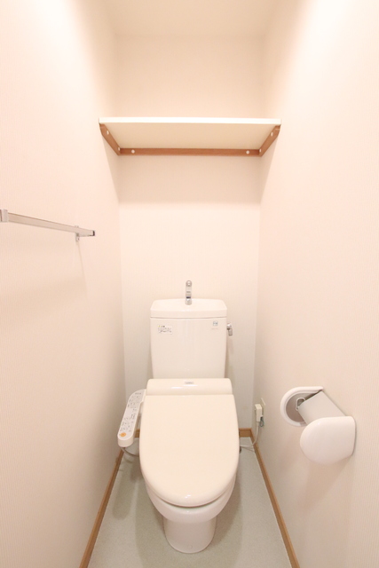 トイレ　トイレには収納棚がございます♪