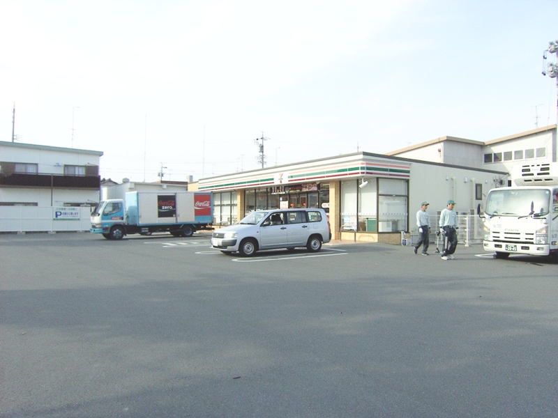 コンビニ　セブンイレブン（コンビニ）まで440m