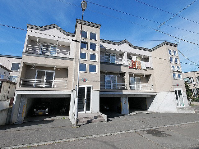 札幌市北区篠路四条のアパートの建物外観