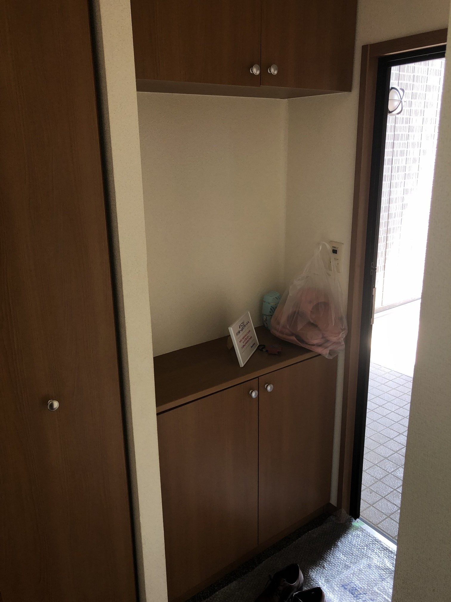 玄関　収納たっぷりの下駄箱付