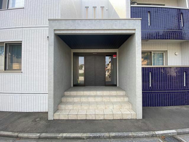 【函館市人見町のマンションのエントランス】