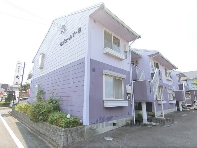 【近江八幡市中村町のアパートの建物外観】