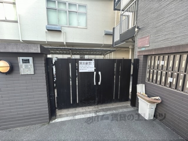 【枚方市長尾家具町のマンションのエントランス】