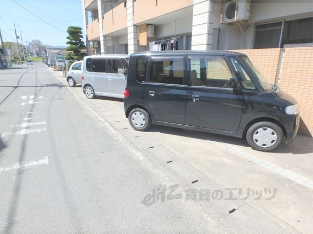 【エクセレント３７３の駐車場】