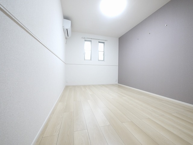 その他部屋・スペース　開放的な寝室です