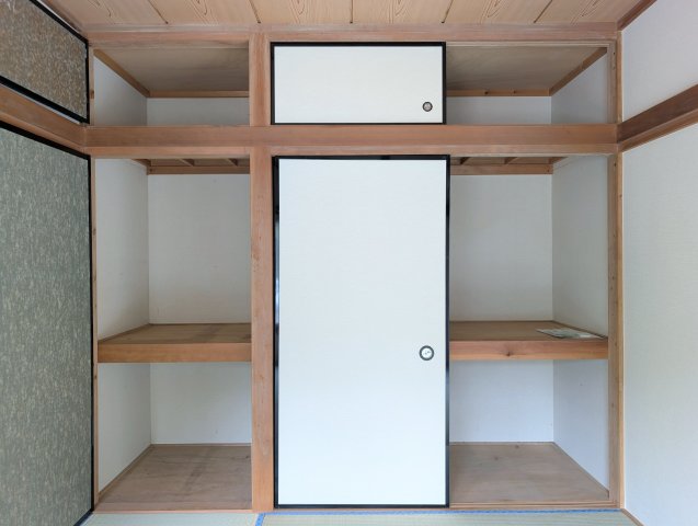 収納　【収納】和室の押入収納。奥行きのある衣装ケースも収納可能です