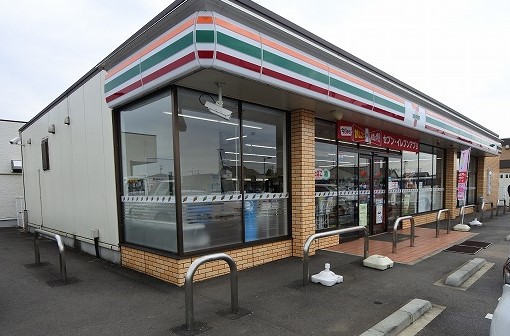 コンビニ　セブンイレブン（コンビニ）まで378m