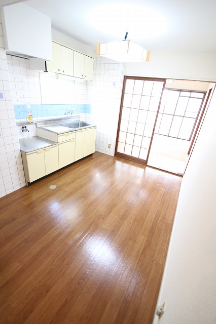 居室・リビング　同物件、別号室のものです。