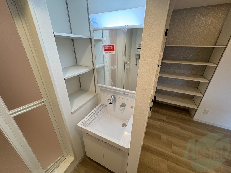 洗面設備　独立洗面台です。大きくてよいですね。シャンプーもできます！