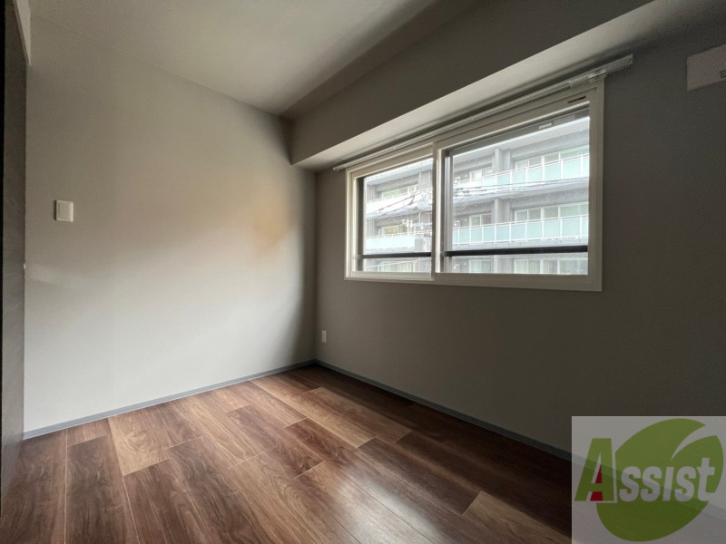 その他部屋・スペース　寝室はこちらです。光が差し込む、温かみのあるお部屋です。