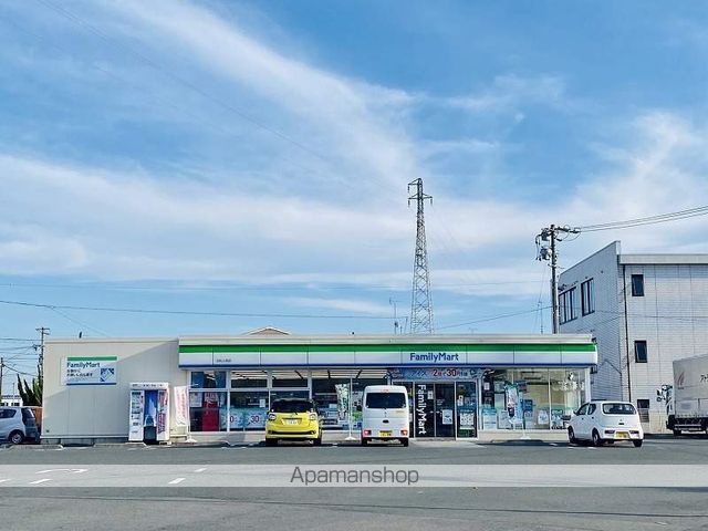 コンビニ　ファミリーマート（コンビニ）まで750m