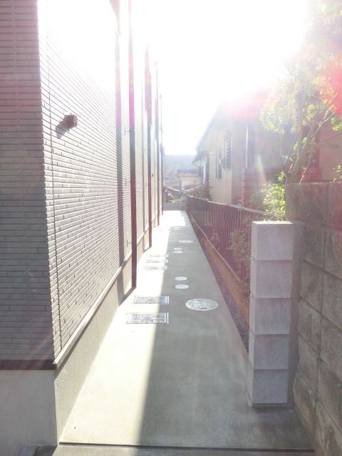 駐車場　バルコニー側の通路です！