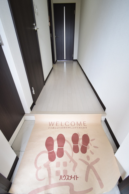 玄関　※同タイプ　３０２号室の写真です