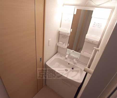 洗面設備　シャンプードレッサ付独立洗面台です。