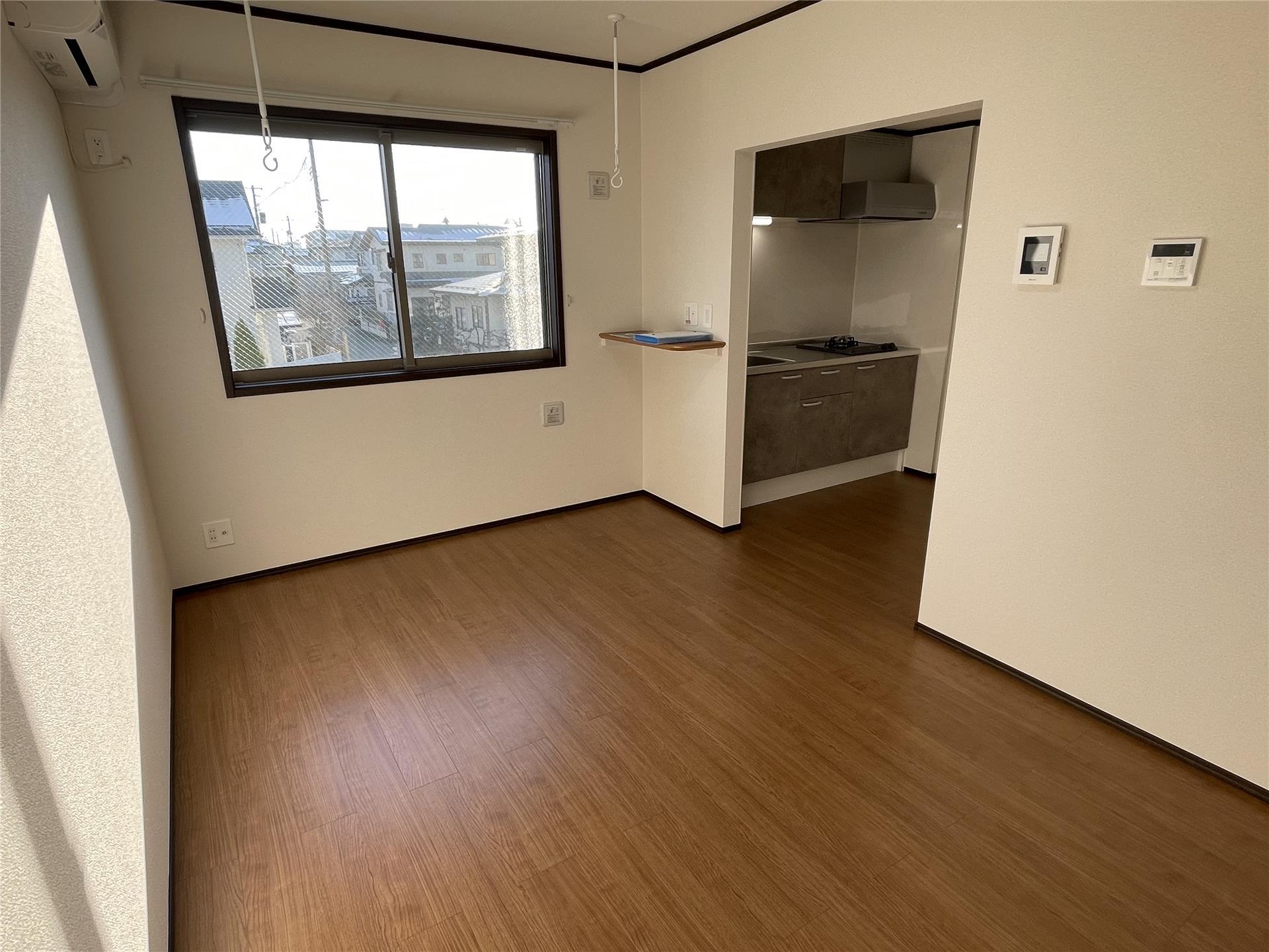 居室・リビング　キッチンとつながっているお部屋です