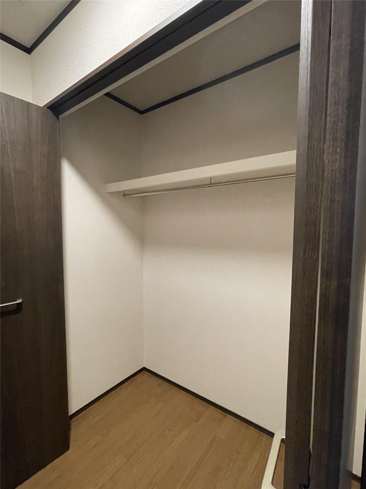 収納　棚板とポールがついているクローゼット収納です