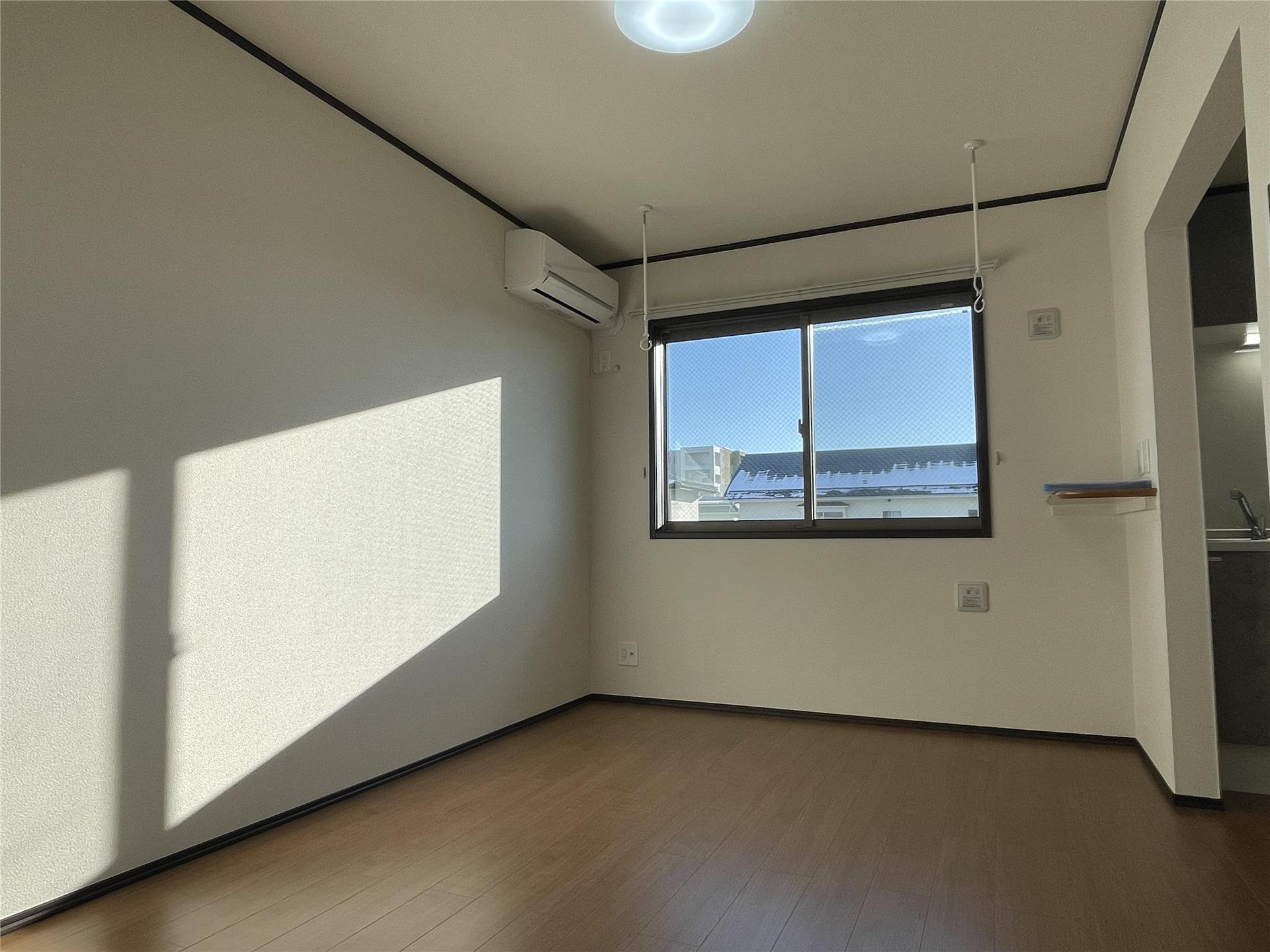 居室・リビング　明るいお部屋にてお寛ぎくださいませ