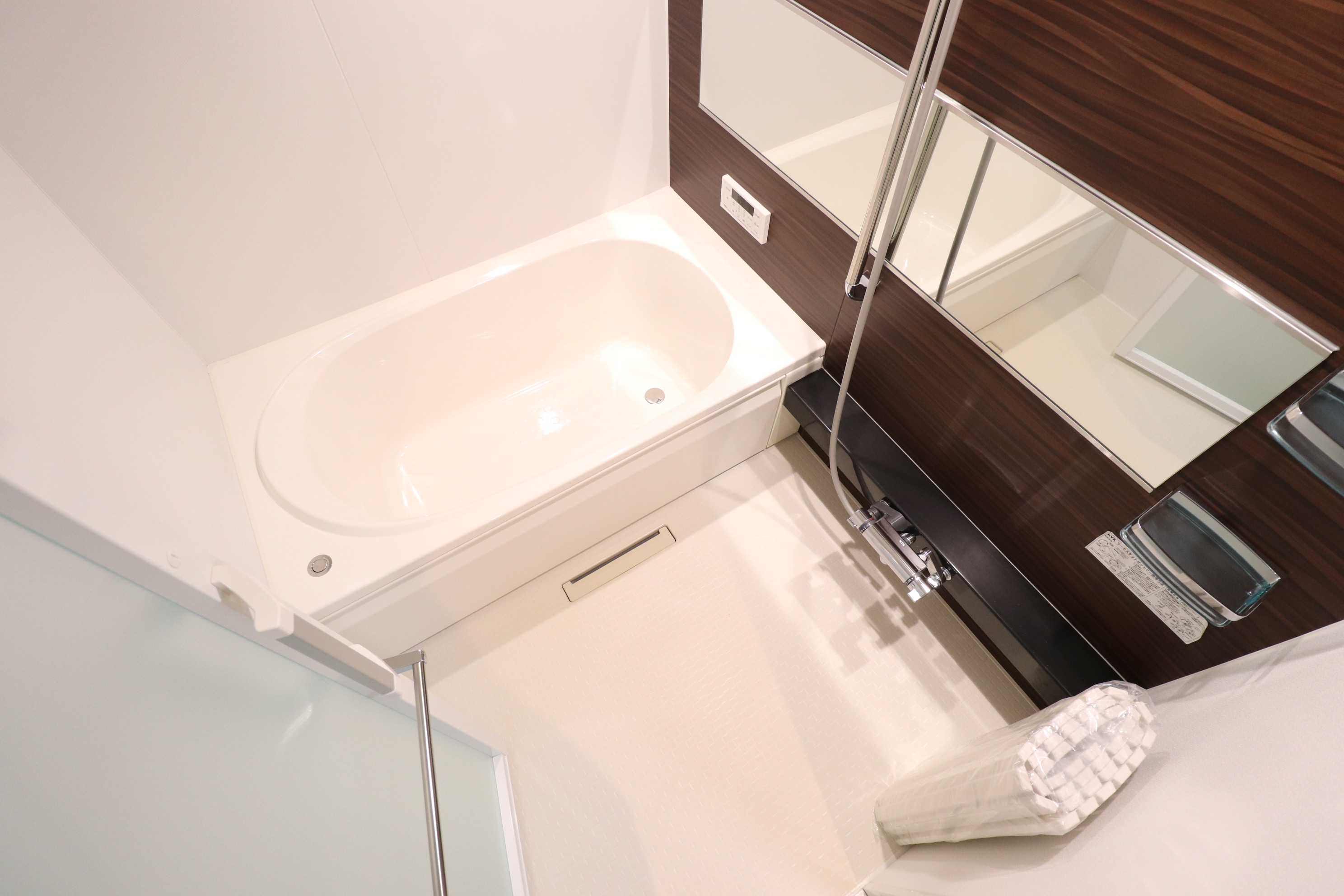 バス・シャワールーム　大きな鏡付きのバスルーム♪