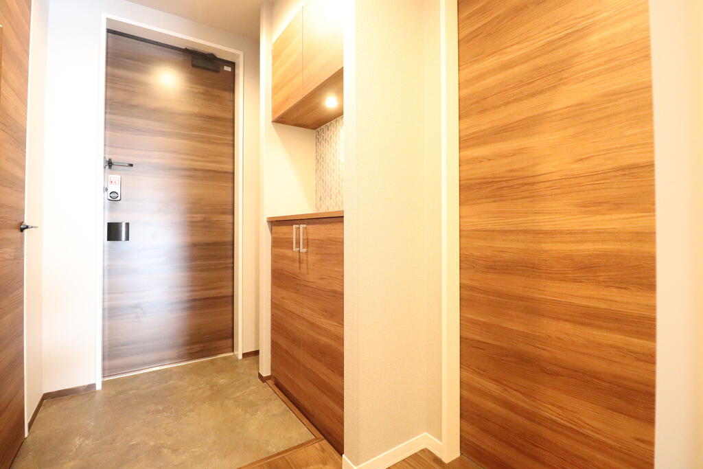 玄関　玄関入ってすぐには広々収納スペースも♪