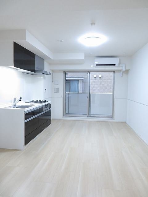 居室・リビング　エアコン完備の明るい室内です。