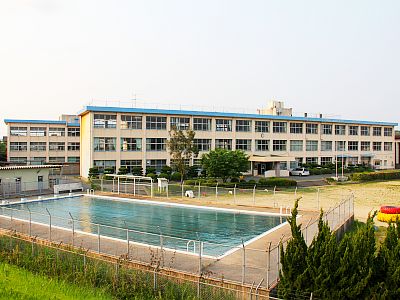 小学校　中間市立中間小学校（小学校）まで434m