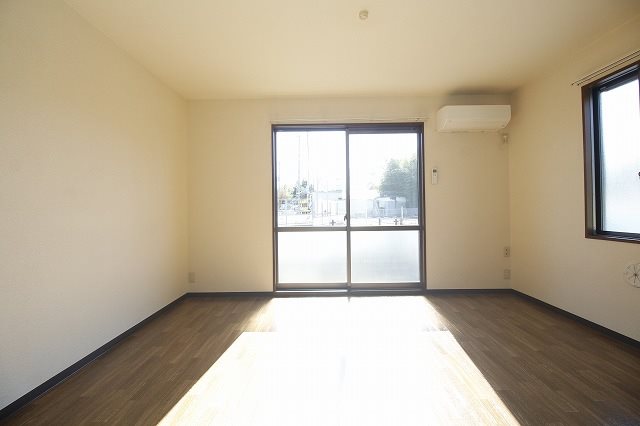 居室・リビング　南向きで2面に窓のある陽当り良好な明るいリビング