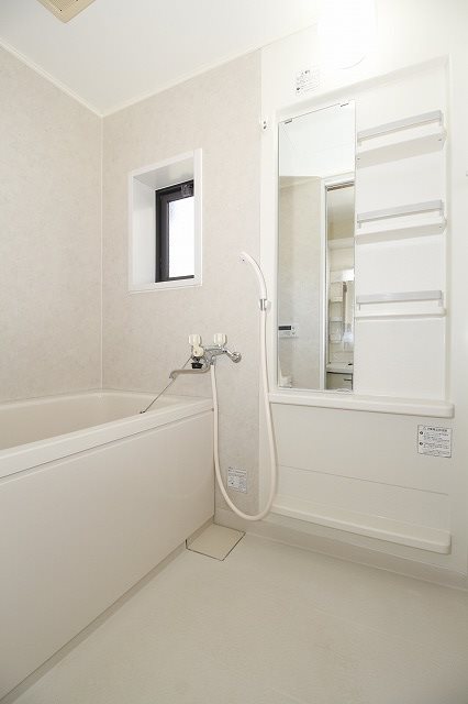 バス・シャワールーム　小窓のある追い焚き機能付浴室