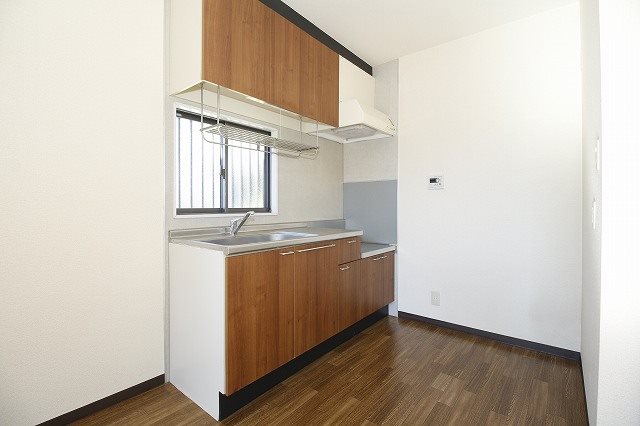 キッチン　小窓付きの明るいキッチン