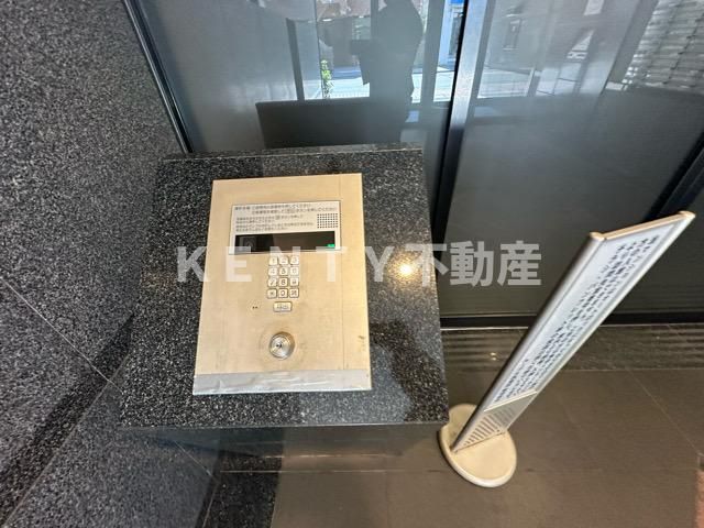 セキュリティ　こちらのリビングで趣味の時間をお楽しみください