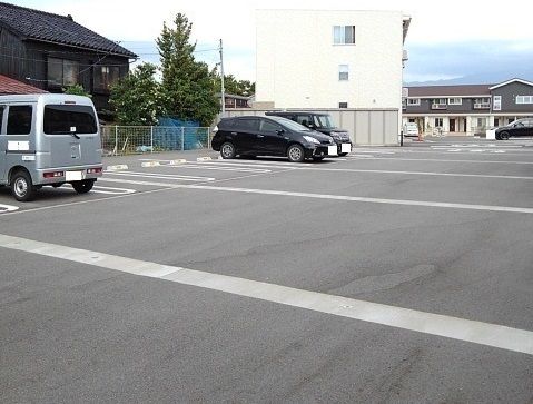 駐車場　駐車場があるので、車を買う予定の方も安心です