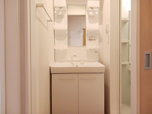 洗面設備　明るい洗面所です