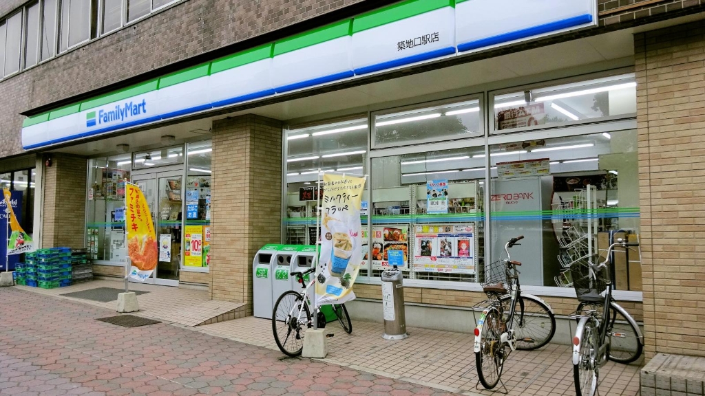 コンビニ　ファミリーマート 築地口駅店（コンビニ）まで497m