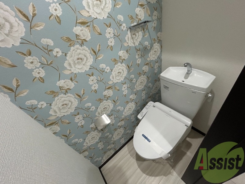 トイレ　こちらはトイレです。ピカピカなトイレで、気持ちも良いですね。