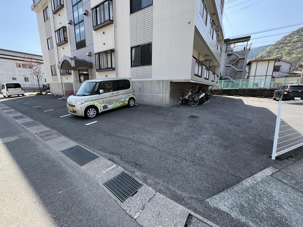 駐車場　建物の周りに入居者様専用の駐車場完備♪