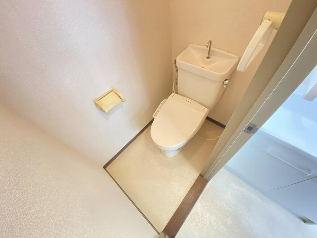 トイレ　温水洗浄便座付の洋式トイレです♪