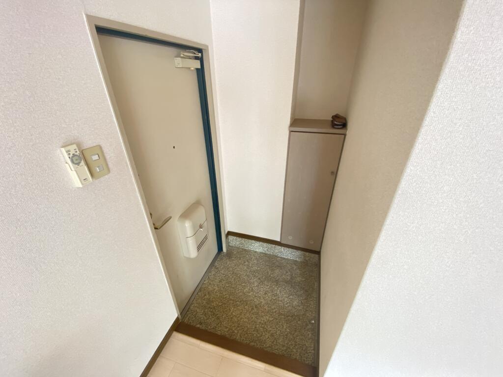 玄関　段差が低く安心の玄関♪シューズボックスが付いています♪