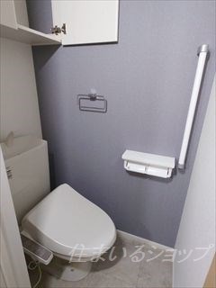 トイレ　温水洗浄便座・手すり・収納あり