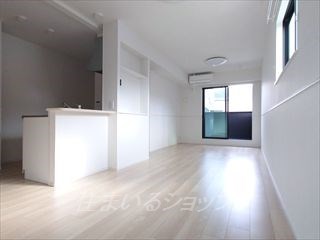 居室・リビング　明るい２階角部屋