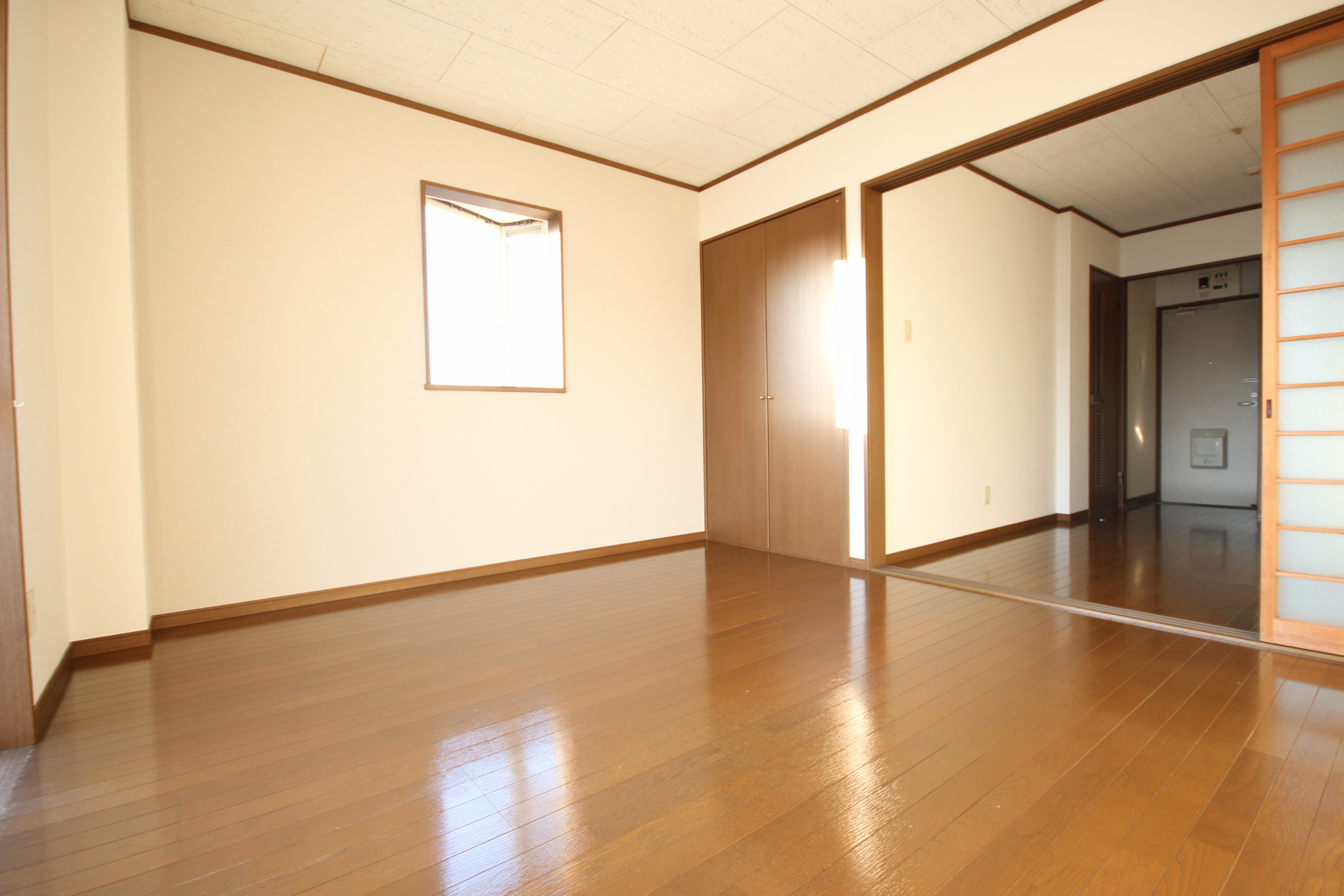その他部屋・スペース　８帖の洋室は角部屋出窓付きです