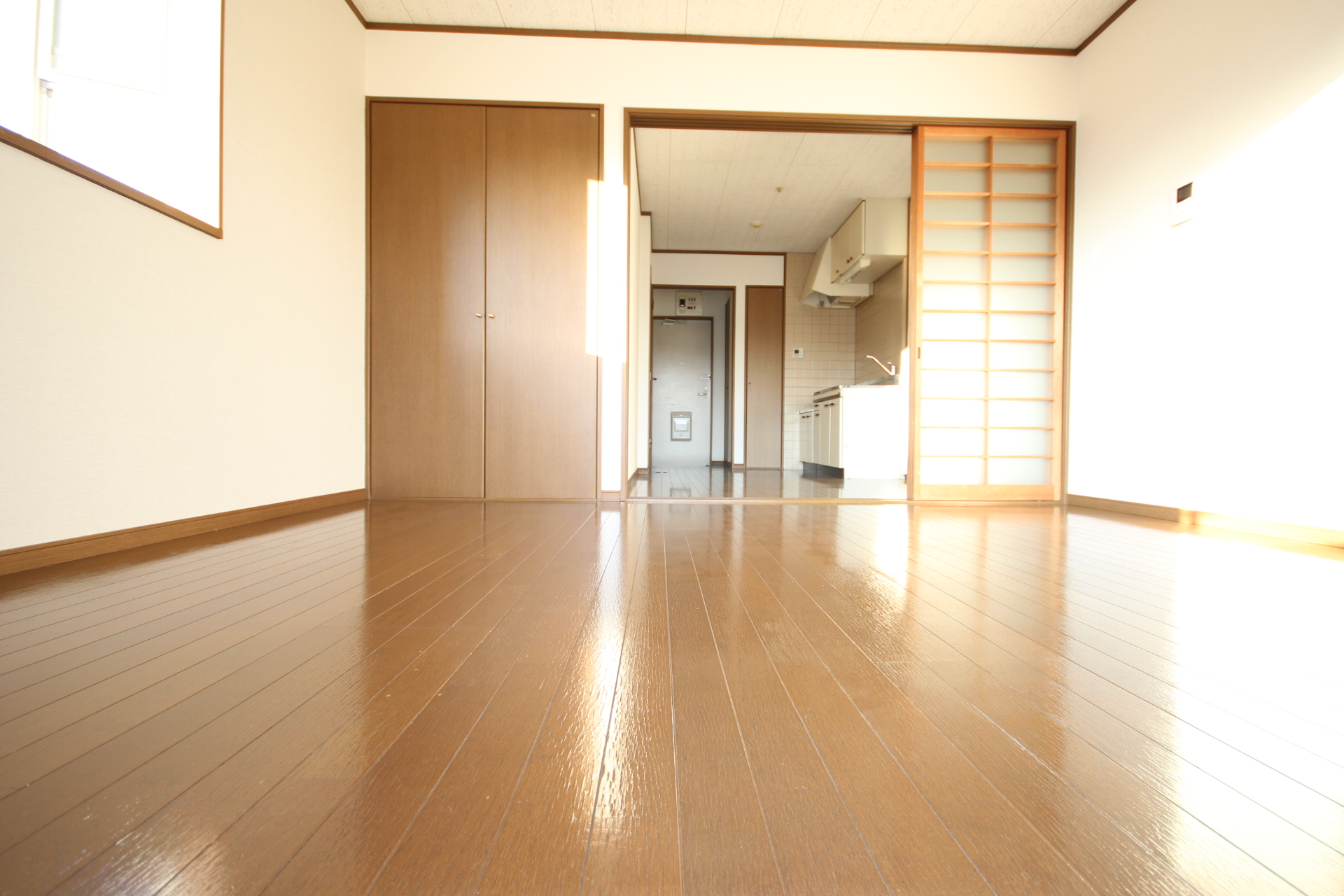 居室・リビング　角部屋、出窓があり明るく過ごせます