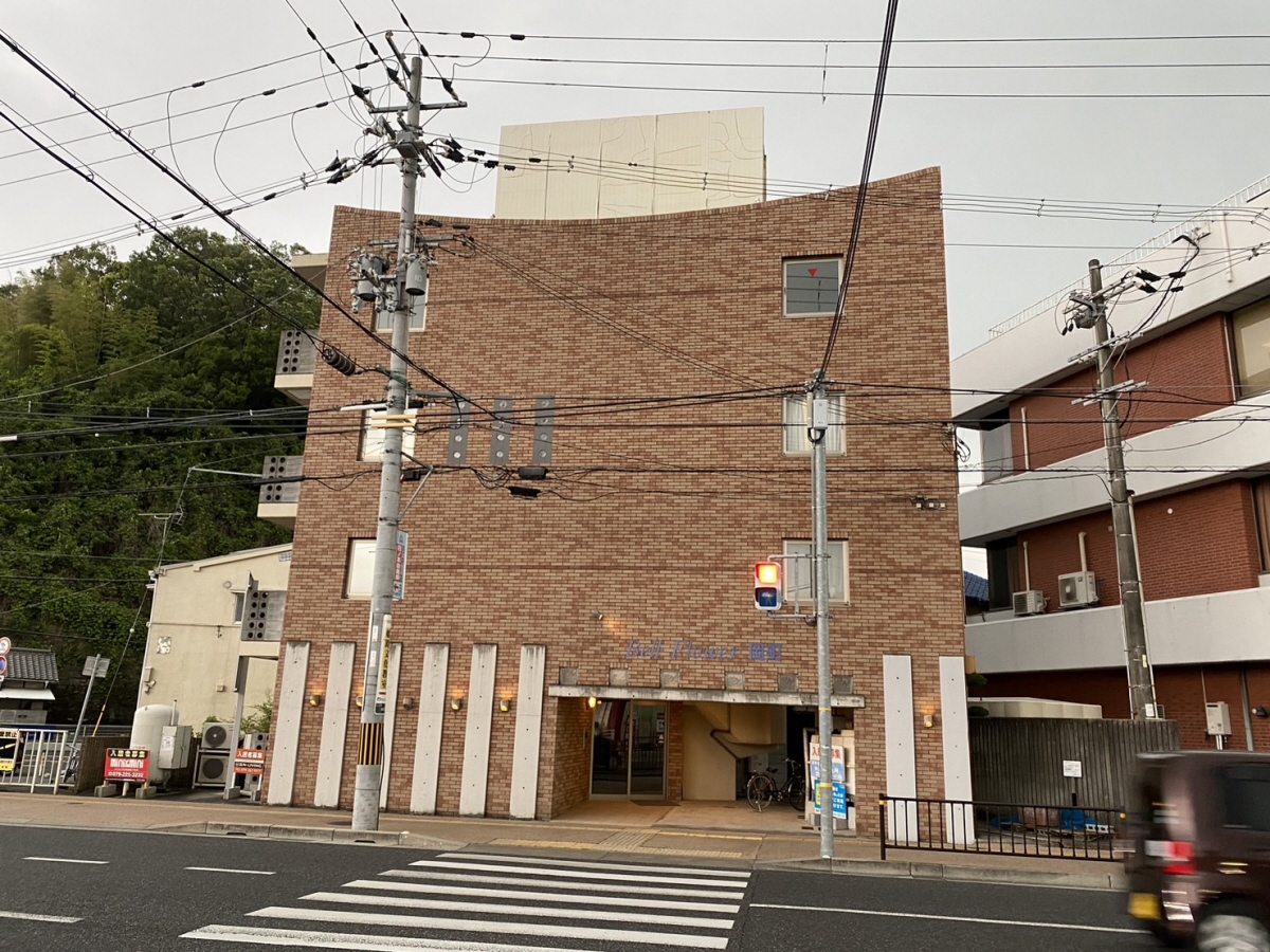 【ベルフラワー岡町の建物外観】