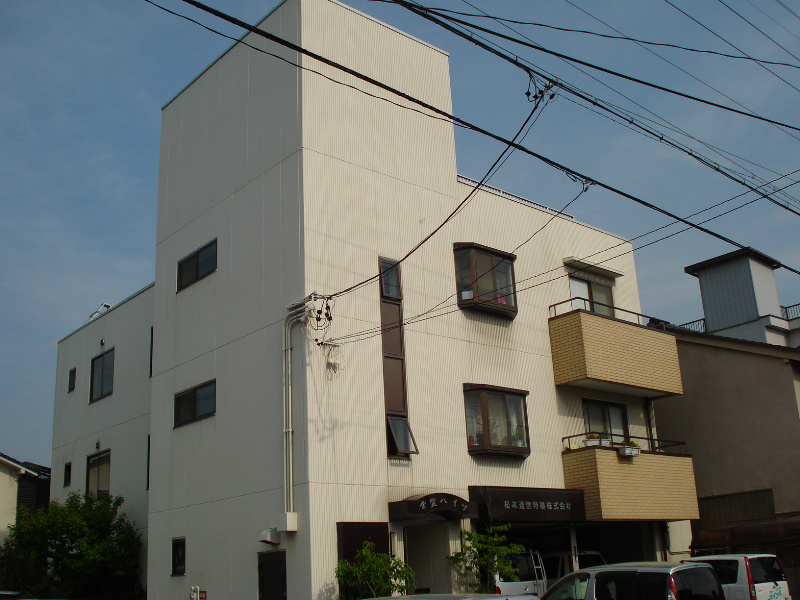 松本市本庄のマンションの建物外観