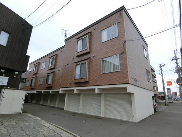札幌市厚別区厚別西二条のアパートの建物外観