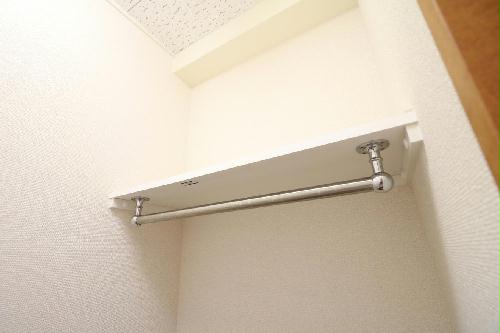 その他設備　ハンガーパイプ付きでスッキリ収納