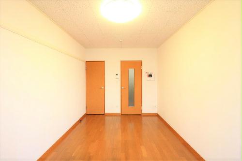 居室・リビング　（※一部号室のみ家具家電なし）１Ｆはフローリング仕様・２Ｆは