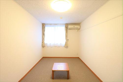 居室・リビング　（※一部号室のみ家具家電なし）１Ｆはフローリング仕様・２Ｆは