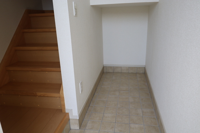 玄関　玄関ドア開けるとスペースあり自転車も入りそう・・前回参考写真