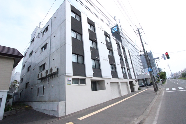 札幌市白石区本通のマンションの建物外観