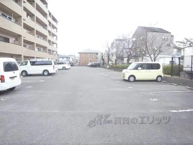 【京都市右京区梅津中村町のマンションの駐車場】